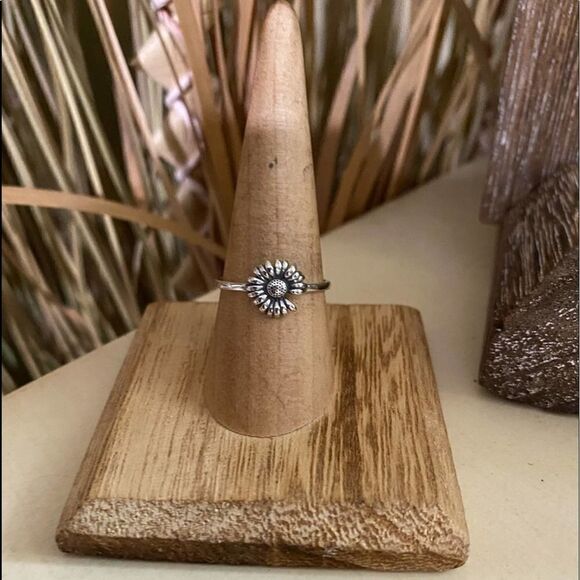 Flower “She loves me Not” Sterling Silver Daisy Ring Various Sizes - Picture 1 of 4
